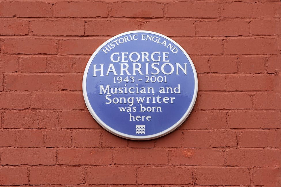 A blue plaque dedicated to George Harrison.